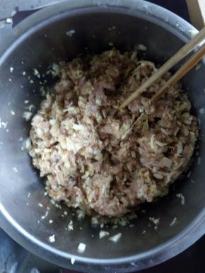 把辅料放入馅中调匀。