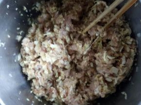 把辅料放入馅中调匀。