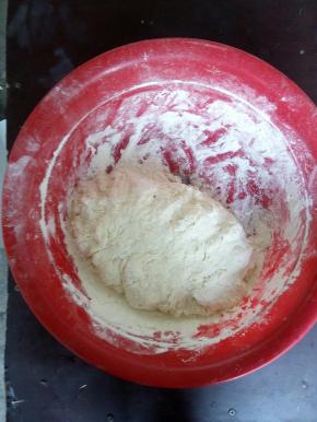 把面和得软一些，用温和水来和。