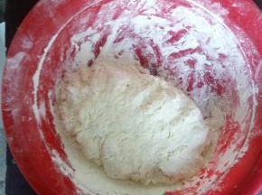 把面和得软一些，用温和水来和。