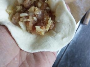 然后把皮擀好，把馅装到皮上，包成小包子。