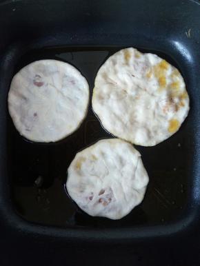 把小包子放在水中，然后双手对贴成饼，烙在锅里。