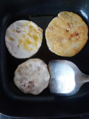 呆一会就翻个面，两面烙金黄了，就可以了。