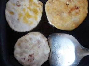 呆一会就翻个面，两面烙金黄了，就可以了。