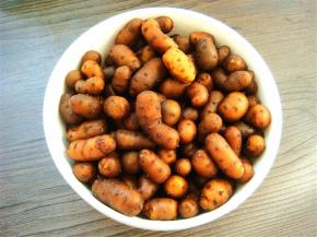 山药豆彻底清洗干净后，加适量水，加入白糖煮熟，晾凉备用。