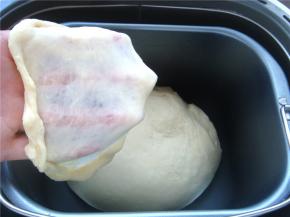 继续和面，拉出厚膜即可，然后去掉搅拌棒，手上抹少许油把面团稍微团几下使表面光滑，开始进行发酵。（用手团几下这样发好的面团表面会很光滑规整）