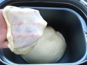 继续和面，拉出厚膜即可，然后去掉搅拌棒，手上抹少许油把面团稍微团几下使表面光滑，开始进行发酵。（用手团几下这样发好的面团表面会很光滑规整）