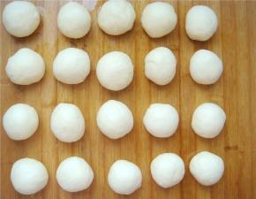 面团平均分成20个小剂子，排气团成光滑的小面团。