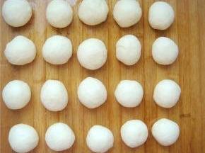 面团平均分成20个小剂子，排气团成光滑的小面团。