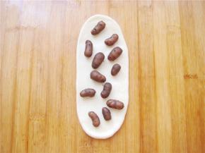 擀成长条状，放上山药豆，轻轻的按几下。