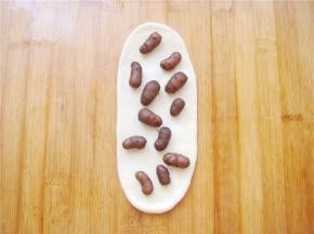 擀成长条状，放上山药豆，轻轻的按几下。