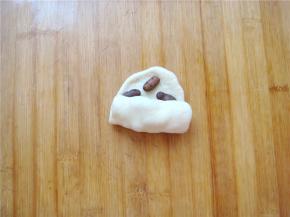 从一端卷起来，要卷紧哦，避免有空心。收口向下放，依次做好全部。