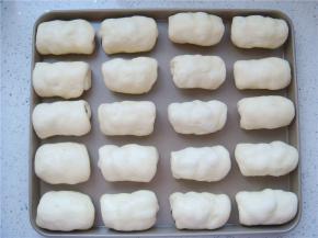 摆入烤盘中，中间要留有缝隙。