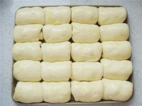 进行第二次发酵至1.5——2倍大。取一个鸡蛋打散（分量外）均匀的刷上全蛋液。