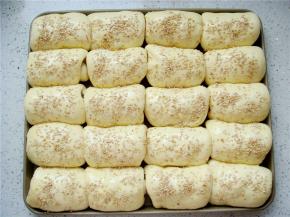 表面撒上白芝麻。