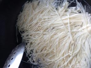 金针菇放热水煮一下捞出