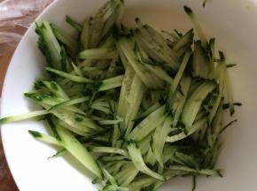 黄瓜切成丝状