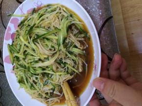 把金针菇和黄瓜丝放入盘子中加入调料，搅拌均匀即可