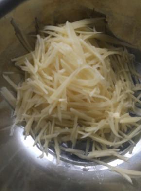 土豆切成丝状