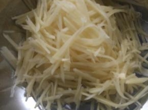 土豆切成丝状