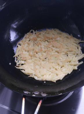 把拌好土豆丝放入锅中煎至两面金黄
