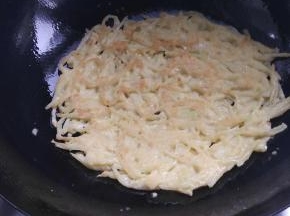 把拌好土豆丝放入锅中煎至两面金黄