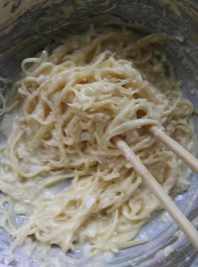 把鸡蛋放入土豆丝中，加入面粉，添加盐葱等调料搅拌均匀