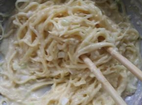 把鸡蛋放入土豆丝中，加入面粉，添加盐葱等调料搅拌均匀
