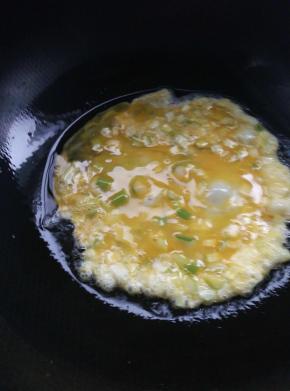 鸡蛋打碎搅拌均匀，放入锅内煎成块状