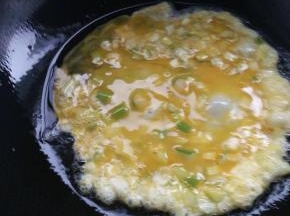 鸡蛋打碎搅拌均匀，放入锅内煎成块状