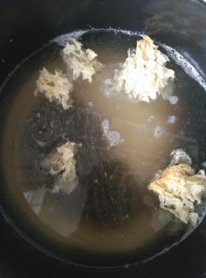 把小米和银耳放入锅内