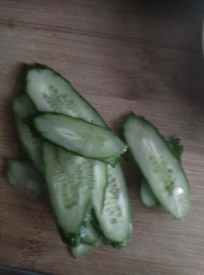 黄瓜和火腿切成块状