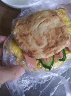 把准备好食材放入饼中即可