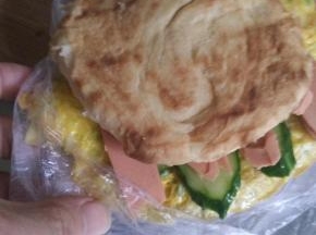 把准备好食材放入饼中即可