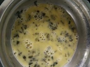 1.香椿切丁，鸡蛋打散与香椿丁搅拌均匀，在其中加入适量食盐。