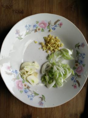 2.热锅凉油，肉热加入切好的葱姜蒜，炒至出香味。