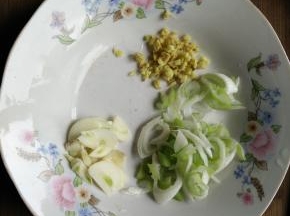 2.热锅凉油，肉热加入切好的葱姜蒜，炒至出香味。