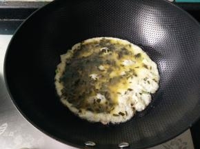 3.倒入搅拌好的鸡蛋液