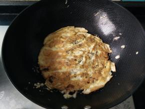 4.一面煎至金黄后翻面。两面金黄便可以出锅了。