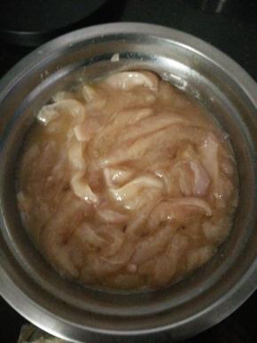 2.鸡蛋打散，加入腌制好的鸡柳条，搅拌均匀。