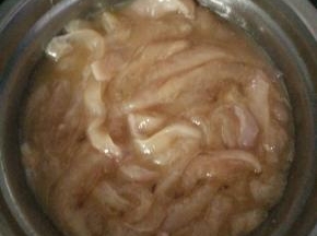 2.鸡蛋打散，加入腌制好的鸡柳条，搅拌均匀。