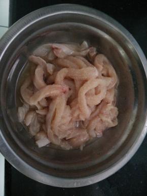 1.将鸡脯肉清洗干净，切成条，加少许盐和料酒腌制10分钟，去除腥味。