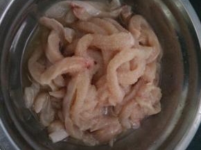 1.将鸡脯肉清洗干净，切成条，加少许盐和料酒腌制10分钟，去除腥味。