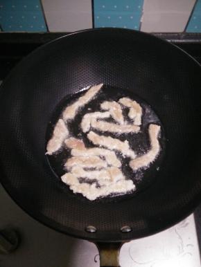 4.锅里倒入油，油热将鸡柳放入，炸至金黄出锅即可。