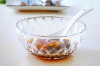 腌制的期间来调制秘汁~
把转化糖浆10g，蒸鱼豉抽30g，米醋 10-15g（总用量的一半）放到碗中搅拌均匀~
不好融化？可以用隔水加热的方式，加热几分钟就融合了~