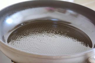 厚底煎锅烧热放入一点点油，只要能匀开就行~
秋刀鱼煎后会自身出来很多油~