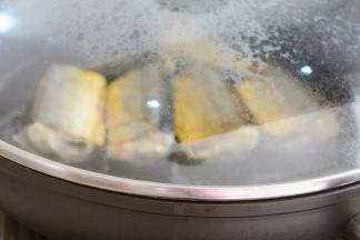 煎鱼的过程中可以盖盖锅，
便于受热均匀~