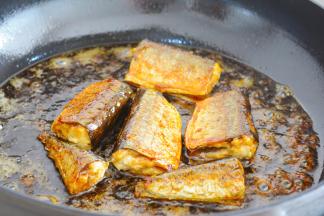 蜜汁倒入后要不时的晃动锅子，
避免鱼和液体粘锅~