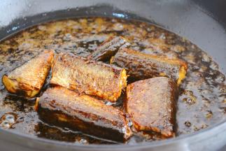 还要不时的翻番面，让两面均匀的挂浆~