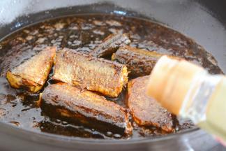 起锅前放入另外的一半米醋， 10-15g左右~
调匀后出锅.